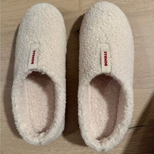 NWOT Size 10 women’s cream colored Bombas